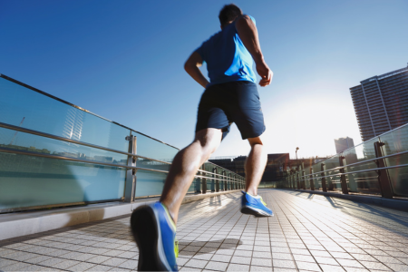 Dolores musculares al correr más de 5 kilómetros sin entrenamiento: causas y cómo aliviarlos